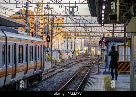 Nagoya, Japan - Dec 3, 2016. Zug am Bahnhof in Nagoya, Japan stoppen. Die Züge sind eine sehr bequeme Möglichkeit für Besucher rund um Japan zu reisen. Stockfoto