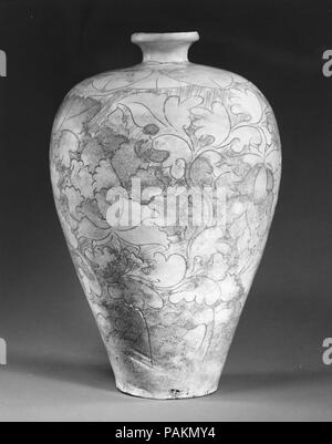 Vase. Kultur: China. Abmessungen: H.12. (30,5 cm). Datum: 11.-Anfang des 12. Jahrhunderts. Museum: Metropolitan Museum of Art, New York, USA. Stockfoto