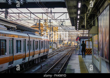 Nagoya, Japan - Dec 3, 2016. Zug am Bahnhof in Nagoya, Japan stoppen. Die Züge sind eine sehr bequeme Möglichkeit für Besucher rund um Japan zu reisen. Stockfoto