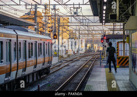 Nagoya, Japan - Dec 3, 2016. Zug am Bahnhof in Nagoya, Japan stoppen. Die Züge sind eine sehr bequeme Möglichkeit für Besucher rund um Japan zu reisen. Stockfoto