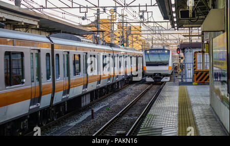 Nagoya, Japan - Dec 3, 2016. Zug am Bahnhof in Nagoya, Japan stoppen. Die Züge sind eine sehr bequeme Möglichkeit für Besucher rund um Japan zu reisen. Stockfoto