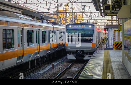 Nagoya, Japan - Dec 3, 2016. Zug am Bahnhof in Nagoya, Japan stoppen. Die Züge sind eine sehr bequeme Möglichkeit für Besucher rund um Japan zu reisen. Stockfoto