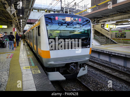 Nagoya, Japan - Dec 3, 2016. Zug am Bahnhof in Nagoya, Japan stoppen. Die Züge sind eine sehr bequeme Möglichkeit für Besucher rund um Japan zu reisen. Stockfoto