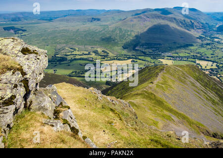 Blick hinunter Hallen fiel oben auf Blencathra (Saddleback) Gipfelgrat zu Threlkeld, in den nördlichen Nationalpark Lake District, Cumbria, England, Großbritannien, Großbritannien Stockfoto