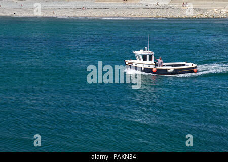 Kleines Fischerboot verlassen Laxey Hafen der Insel Man Stockfoto