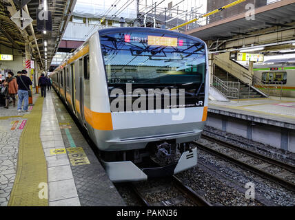 Nagoya, Japan - Dec 3, 2016. Zug am Bahnhof in Nagoya, Japan stoppen. Die Züge sind eine sehr bequeme Möglichkeit für Besucher rund um Japan zu reisen. Stockfoto