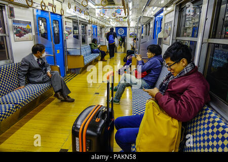 Nagoya, Japan - Dec 3, 2016. Die Passagiere der S-Bahn in Nagoya, Japan. Die Züge sind eine sehr bequeme Möglichkeit für Besucher rund um Japan zu reisen. Stockfoto