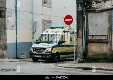 Portugal, Porto, 05. Mai 2018: Ein Krankenwagen auf der Straße der Stadt. Hilfe in Notfällen Rettungsdienst 112 Stockfoto