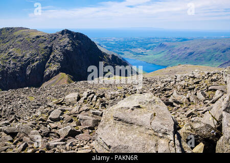 Auf der Suche nach Scafell breit Stand & Scafell Crag auf Mickledore von Scafell Pike in Lake District National Park Berge. Cumbria England Großbritannien Stockfoto