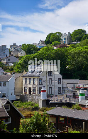 Attraktive Laxey Dorf liegt auf einem steilen Hügel über dem Ufer Public House und den Hafen gebaut Stockfoto