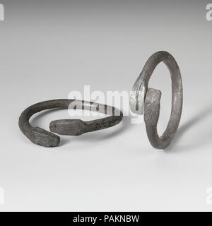 Silber Armband. Kultur: Zypriotische. Abmessungen: Durchm.: 4. (10,2 cm). Datum: 5. Jahrhundert v. Chr.. Paar mit 74.51.3572. Die abgeflachten Enden sind mit Linien, stilisierte Köpfe Schlangen eingeschnitten. Museum: Metropolitan Museum of Art, New York, USA. Stockfoto