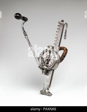 Cranequin (Armbrust Wickler). Kultur: Deutsche, vermutlich Nürnberg. Abmessungen: L 14 cm. (37,5 cm); W. 4 1/2 in. (11,5 cm); Wt. 6 lb. 8 oz. (2.942 g). Datum: datiert 1727. Die eingeätzte Dekoration auf dem Rack enthält das gekrönte Monogramm CLR, die darauf hinweist, dass der ursprüngliche Eigentümer, noch nicht identifizierten, war ein Edelmann. Museum: Metropolitan Museum of Art, New York, USA. Stockfoto