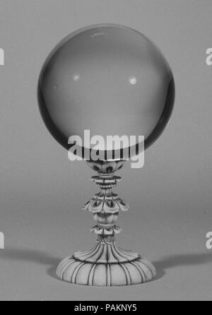 Crystal Ball am Stand. Kultur: China. Abmessungen: H. (mit Ständer) 7 1/8 in. (18,1 cm); Durchm. 3 7/8 in. (9,8 cm). Datum: 20. Museum: Metropolitan Museum of Art, New York, USA. Stockfoto