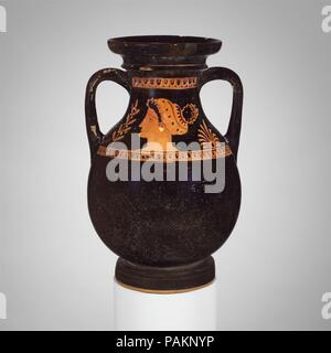 Terrakotta pelike (jar). Kultur: Griechisch, Italienisch, Apulien. Abmessungen: H.11 cm. (28,9 cm). Datum: Ca. 350-300 v. Chr.. Auf der Schulter, Vorderseite, kniend Eros mit Spiegel und aryballos (Öl Flasche) Rückwärts, Kopf einer Frau Eros ist Probaby als Begleiter der Frau, die Aphrodite oder möglicherweise Helen in einem mythologischen Kontext zu verstehen. Hier, ohne ein zusätzliches Attribut, kann sie ein gewöhnlicher Sterblicher. Ihr Haar ist in einem kekryphalos, eine Art Stirnband, einem Pferdeschwanz auf der Rückseite verlässt. Museum: Metropolitan Museum of Art, New York, USA. Stockfoto