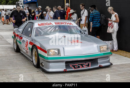 1977 Vauxhall Cavalier V8 'Mega Bertha' bewegt sich durch das Fahrerlager am Goodwood Festival 2018 von Geschwindigkeit, Sussex, UK. Stockfoto