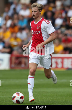 Ajax Frenkie de Jong während einer Saison Freundschaftsspiel am Ufer des Stadion, Walsall. Stockfoto