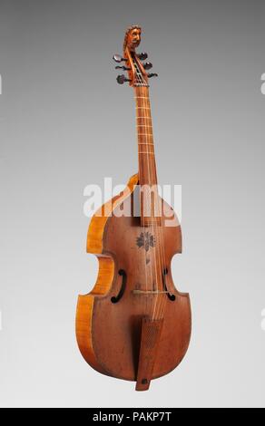 Viola da Gamba. Kultur: Britische. Abmessungen: Höhe: 45 cm. (115 cm) Breite: 14 cm. (37,4 cm). Datum: 1640-65. In England nach 1600, kleine baßgamben wie diese begann größere consort Instrumente zu verdrängen. Gamben dieser Größe blieb dominant bis die Viola da Gamba begann aus der Mode im späten achtzehnten Jahrhundert zu gehen (wobei an diesem Punkt die vielen kleinen Baßgamben wurden in Celli) konvertiert. Dieses Beispiel ist Teil einer kleinen Gruppe, die Modernisierung entgangen. Bemerkenswert, es behält seine ursprüngliche Hals, Griffbrett und Saitenhalter und Brücke. Weil sein Label ist verloren und keine vergleichbaren Sieben Stockfoto