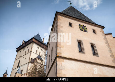 Burg Karlstein Fassade unter blauem Himmel. großen gotischen Burg 1348 CE von Karl IV., Kaiser des Heiligen Römischen Reiches gegründet - Wählen und König von Böhmen. In Ka entfernt Stockfoto