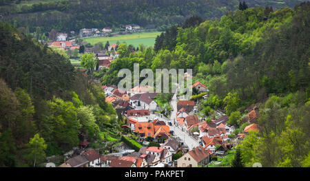 Karlstejn Village Panorama, Blick aus der Vogelperspektive. Es ist eine kleine Stadt in der Mittelböhmischen Region der Tschechischen Republik Stockfoto