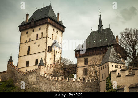 Burg Karlstein an der Außenseite. Vintage Farben Foto. Gotische Burg, gegründet 1348 CE von Karl IV., Kaiser des Heiligen Römischen Reiches - Wählen und König von Böhmen. Karlstejn v Stockfoto