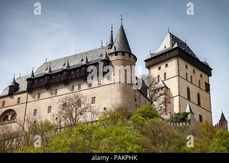 Karlstejn. Gotische Burg, gegründet 1348 CE von Karl IV., Kaiser des Heiligen Römischen Reiches - Wählen und König von Böhmen. In Karlstejn Dorf, Tschechische Republik Stockfoto