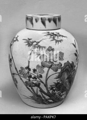 Überdachte Jar. Kultur: China. Abmessungen: H. 9 7/8 in. (25,1 cm); H. inkl. Deckel 10 cm. (26,7 cm); Durchm. 8 3/8 in. (21,3 cm); Durchm. Von Rim 4 in. (10,2 cm); Durchm. Von Base 5 3/8 in. (13,7 cm). Museum: Metropolitan Museum of Art, New York, USA. Stockfoto
