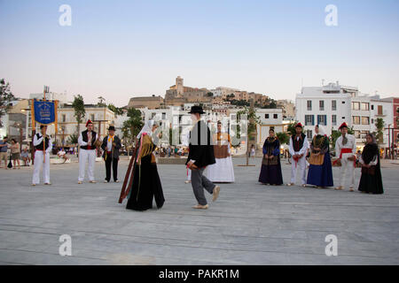 IBIZA/Spanien - 23. Juni: Folklore Gruppe führt den traditionellen Tanz in traditionellen Kostümen am 23. Juni 2017 in Ibiza, Spanien Stockfoto