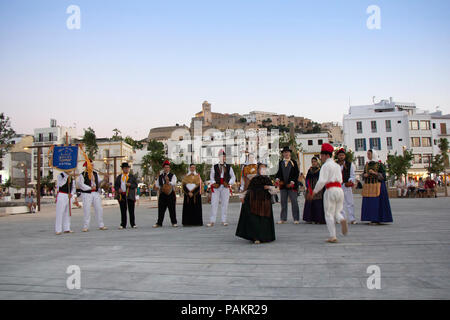 IBIZA/Spanien - 23. Juni: Folklore Gruppe führt den traditionellen Tanz in traditionellen Kostümen am 23. Juni 2017 in Ibiza, Spanien Stockfoto