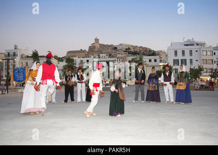 IBIZA/Spanien - 23. Juni: Folklore Gruppe führt den traditionellen Tanz in traditionellen Kostümen am 23. Juni 2017 in Ibiza, Spanien Stockfoto