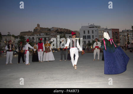 IBIZA/Spanien - 23. Juni: Folklore Gruppe führt den traditionellen Tanz in traditionellen Kostümen am 23. Juni 2017 in Ibiza, Spanien Stockfoto