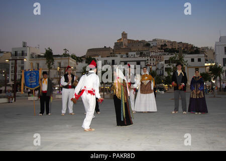 IBIZA/Spanien - 23. Juni: Folklore Gruppe führt den traditionellen Tanz in traditionellen Kostümen am 23. Juni 2017 in Ibiza, Spanien Stockfoto