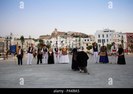 IBIZA/Spanien - 23. Juni: Folklore Gruppe führt den traditionellen Tanz in traditionellen Kostümen am 23. Juni 2017 in Ibiza, Spanien Stockfoto