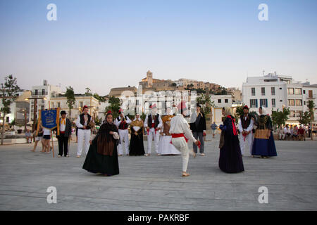 IBIZA/Spanien - 23. Juni: Folklore Gruppe führt den traditionellen Tanz in traditionellen Kostümen am 23. Juni 2017 in Ibiza, Spanien Stockfoto