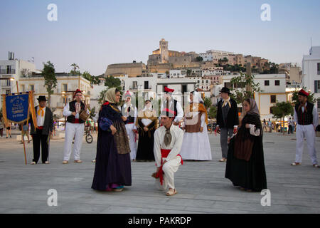 IBIZA/Spanien - 23. Juni: Folklore Gruppe führt den traditionellen Tanz in traditionellen Kostümen am 23. Juni 2017 in Ibiza, Spanien Stockfoto