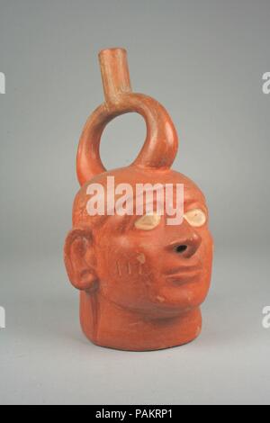 Flasche, Kopf. Kultur: Moche. Abmessungen: H. W. 9 5/8 x 5 3/4 in. (24,4 x 14,6 cm). Datum: 3. bis 7. Jahrhundert. Museum: Metropolitan Museum of Art, New York, USA. Stockfoto