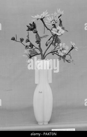 Vase mit Blumen. Kultur: China. Abmessungen: H.14 cm. (36,2 cm); W. 8. (20,3 cm). Museum: Metropolitan Museum of Art, New York, USA. Stockfoto