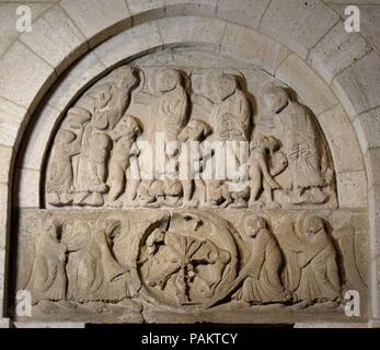 Türsturz mit Engeln unterstützt das Lamm Gottes. Kultur: Spanisch. Abmessungen: H.: 24 1/2, W.: 78 in.. Datum: 1150-75. Die halbrunde Giebel über der Tür stellt drei summarisch dargestellt Konfrontationen zwischen Jesus und dem Teufel. Sie sollen von rechts nach links gelesen werden, die zu den glücklichen Abschluss zeigt, dass zwei Engel, Essen zu Jesus am Ende seines Versuchungen in der Wüste. Der Sturz, mit Engeln unterstützt ein Medaillon mit dem Lamm Gottes, war in einer Mühle im Dorf Errondo in den 1920er Jahren gefunden. Das tympanon ist proportional zu klein und kann von einer Dif kommen Stockfoto