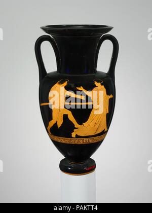 Terrakotta Nolan Neck-Amphora (jar). Kultur: Griechisch, Dachboden. Abmessungen: H.13 cm. (33,7 cm); Durchmesser 6 7/8 in. (17,5 cm). Datum: Ca. 440-430 v. Chr.. Vorderseite, Jugend mit Speeren verfolgt Frau Rückwärts, Frau mit der Achilles Maler, dessen Schüler er war, der phiale Painter zeigt eine größere Vorliebe für mythologische Szenen und aktive verglichen. Die hier dargestellten nicht sicher identifiziert werden. Es kann der Held Theseus, der in verschiedenen amourösen Beschäftigungen tätig, als er seinen Weg aus Troizen, wo er geboren wurde, in Athen vertreten. Museum: Metropolitan Museum of Art, New Yor Stockfoto