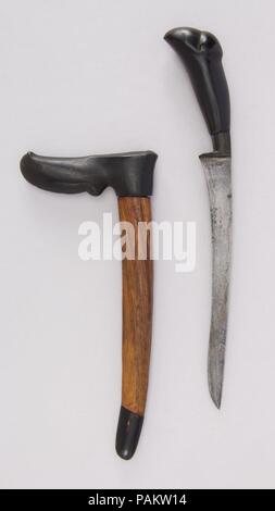 Messer (Bade-bade) mit Scheide. Kultur: Indonesisch, Sulawesi. Abmessungen: H. mit Scheide 13 3/16 in. (33,5 cm); H. ohne Scheide 11 1/2 in. (29,2 cm); W. 2. (5,1 cm); Wt. 5.8 oz. (164.4 g); Gew. der Ummantelung 2.6 oz. (73,7 g). Datum: 18. bis 19. Jahrhundert. Museum: Metropolitan Museum of Art, New York, USA. Stockfoto