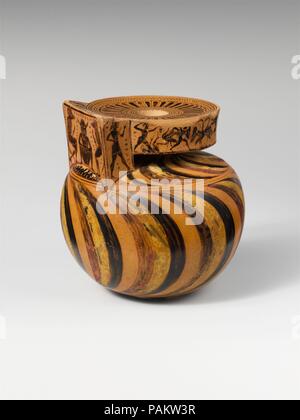 Terrakotta aryballos (Öl Flasche). Kultur: Griechisch, Dachboden. Abmessungen: H. 3 1/16-in. (7,8 cm). Datum: Ca. 570 v. Chr.. Um die Lippe, Pygmäen kämpfen Krane Rund um die Oberfläche des Griffs, drei Satyre; an den Enden, Hermes und Perseus; auf der Oberseite, zwei Tritonen sowohl Töpfer und Maler, Nearchos war einer der großen Künstler aktiv, etwa 570 v. Chr. sein Sohn, Tleson, war das große Potter der Kleine Meister Cups in der nachfolgenden Generation. Beide waren gebildet; Sie bezeichnet ihre Vasen. Diese aryballos ist außergewöhnlich für die Präzision und Kraft der Zahlen. Museum: Metropolitan Museum of Art, New Y Stockfoto