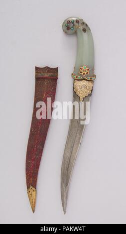 Dolch (khanjar) mit Scheide. Kultur: Indisch, Mughal oder Deccan. Abmessungen: H. mit Scheide 15 1/4 in. (38,7 cm); H. ohne Scheide 14 3/8 in. (36,5 cm); H. von Blade 10. (25,4 cm); W. 2 3/4 in. (7 cm); Wt. 11.4 oz. (323,2 g); Gew. der Ummantelung 1.3 oz. (36,9 g). Datum: 18. bis 19. Jahrhundert. Museum: Metropolitan Museum of Art, New York, USA. Stockfoto