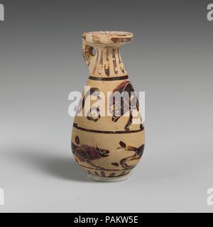 Terrakotta vase alabastron (Parfüm). Kultur: Griechisch, KORINTHISCHEN. Abmessungen: H.3 5/16 in. (8,4 cm). Datum: Ca. 620-590 v. Chr.. Winged Artemis Holding zwei Schwäne, als einer ihrer Aspekte, die Göttin Artemis Herrin der Tiere war, potnia Theron. In der antiken Darstellungen aus allen Teilen Griechenlands, sie scheint mit Ihren Händen fest ein paar Löwen, Rehe oder andere Tiere oder Vögel. Museum: Metropolitan Museum of Art, New York, USA. Stockfoto