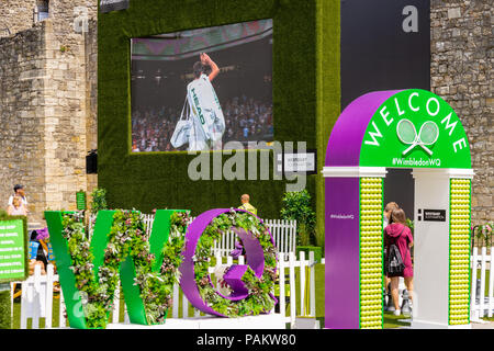 Große Wimbledon Tennis Public Viewing in der Westquay Esplanade entlang der alten Stadtmauer in Southampton, im Juli 2018, England, Großbritannien Stockfoto