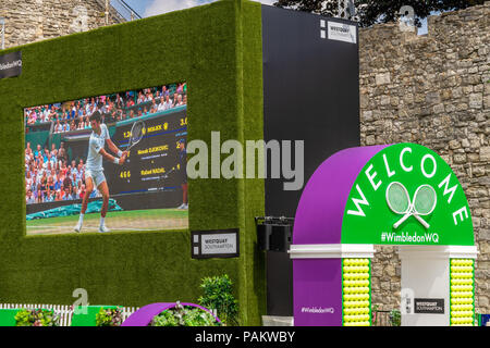 Große Wimbledon Public Viewing in der Westquay Esplanade entlang der alten Stadtmauer in Southampton, im Juli 2018, England, Großbritannien Stockfoto