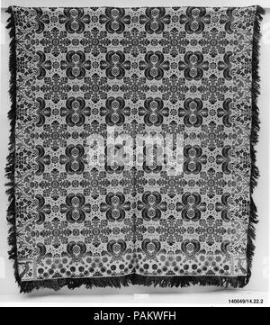 Bettdecke. Kultur: American. Abmessungen: 98 1/2 x 89 3/4 in. (250,2 x 228 cm). Datum: Ca. 1840. Diese Bettdecke ist in zwei Panels gewebte und Naht in der Mitte. Es hat eine Verwerfung der ungefärbt und Hellblau Baumwolle und ein Schuß von dunklem Blau, Grün und Rot Wolle und ungefärbte Baumwolle. Das mittlere Feld zeigt abwechselnd mit Foliate feather Medaillons Medaillons. Der untere Rand hat einen stilisierten Weinstock Motiv, und die rechten und linken Grenzen haben Rosen und Tulpen. Pfauen schmücken jedes der beiden Ecke Blöcke. Beide Seiten der Bettdecke haben natürliche Fringe und Fransen am unteren Rand angebracht. Museum Stockfoto