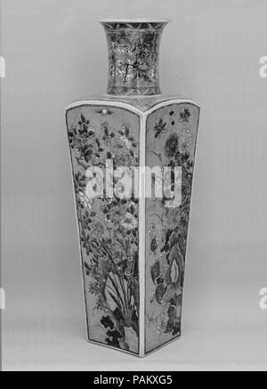 Vase mit Blumen der vier Jahreszeiten. Kultur: China. Abmessungen: H 19 cm. (50,2 cm). Datum: 19. Museum: Metropolitan Museum of Art, New York, USA. Stockfoto