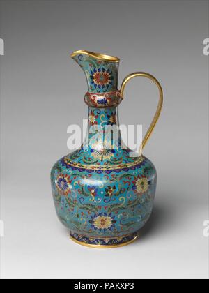 Ewer. Kultur: China. Abmessungen: H.12. (30,5 cm). Datum: 18. Die frühesten sicher vom Chinesischen cloisonné, in denen farbiges Glas einfügen innerhalb Metallgehäuse angewendet wird, und feuerte, stammt aus der Regierungszeit des Kaisers Ming Xuande (1426-35). Cloisonné ist jedoch während der vorherigen (Yuan) Dynastie (1271-1368) aufgezeichnet, und es wurde vorgeschlagen, dass die Technik war zu dieser Zeit nach China über der westlichen Provinz Yunnan, die unter Mongolische Herrschaft ein Zustrom von islamischen Menschen wurden eingeführt. Die Form dieser Ewer, die China im frühen fünfzehnten Jahrhundert eingeführt wurde Stockfoto