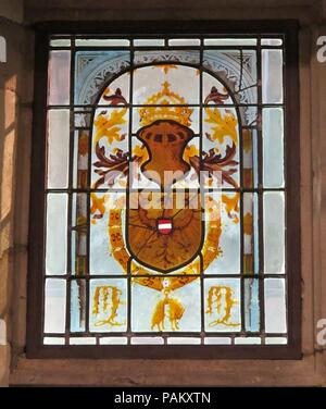 Heraldische Panel mit Waffen des Hauses Habsburg. Kultur: Süden Niederländischen. Maße: Gesamt: 34 x 21 in. (86,4 x 53,3 cm). Datum: Ca. 1504-6. Der Burg Gravensteen in Gent war die wichtigste Domäne der Habsburger in Flandern. Diese glasmalereien Panels, Gedanken aus dieser kaiserliche Residenz zu kommen haben, sind Teil einer größeren Serie bestellt entweder durch Maximilian I. und Karl V. von links nach rechts die Arme sind die von Maximilian I., Philipp der Schöne, Charles V, und Henry, Graf von Nassau. Museum: Metropolitan Museum of Art, New York, USA. Stockfoto