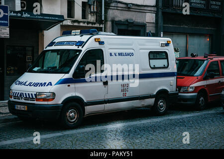 Portugal, Porto, 05. Mai 2018: Ein Krankenwagen auf der Straße der Stadt. Hilfe in Notfällen Rettungsdienst 112 Stockfoto