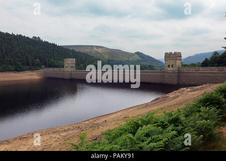 Howden Stausee Staudamm in der oberen Derwent Valley im Peak District, Derbyshire Juli 2018 Stockfoto